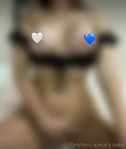 Ho questa immensa voglia di toccarmi mi dai una mano