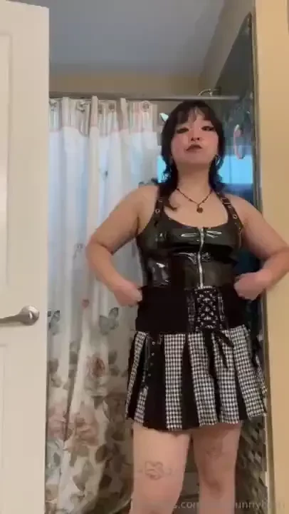 Cant decide what skirt goes better with this top and a little cute vid part 1 