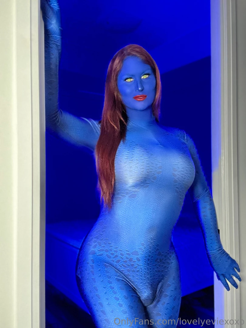 lovelyeviexoxo - Who knew mystique had so much bulge hiding between her legs 