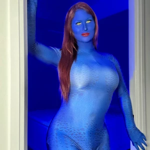 Who knew mystique had so much bulge hiding between her legs