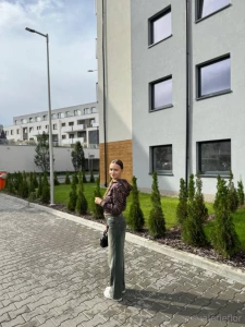 I look pretty tall in this photo how tall do you think i am write the