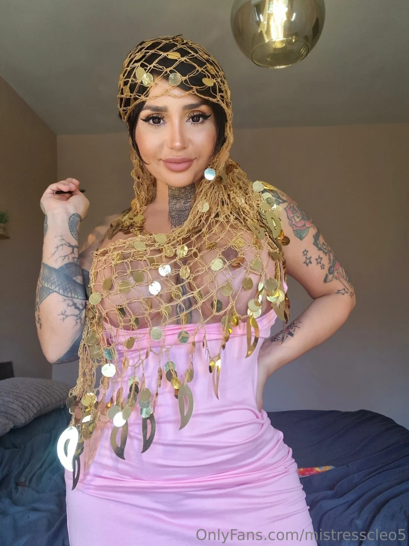 This pink dress suits me so well right my boi 