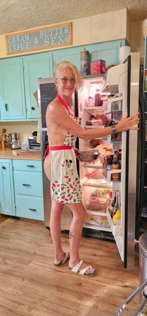 I m being domestic after my live fuck lol 