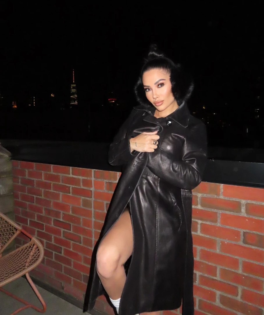 Did you see what was hiding under me coat 