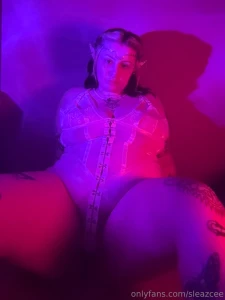 Do you think i m a pretty christmas elf