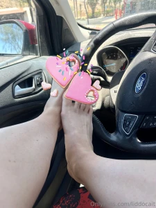 Where all my good feet boys at these toots are sweatin at the grocery