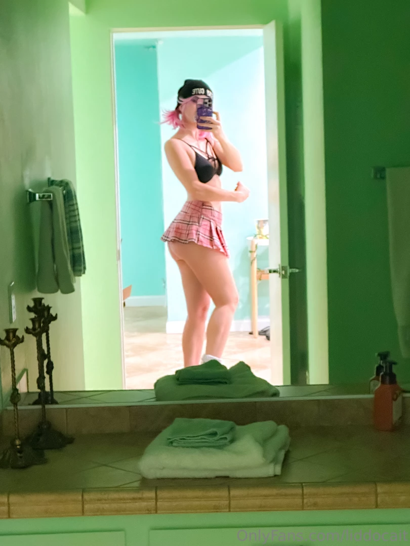 Does my butt make my arms look big little mirror and close up selfie 