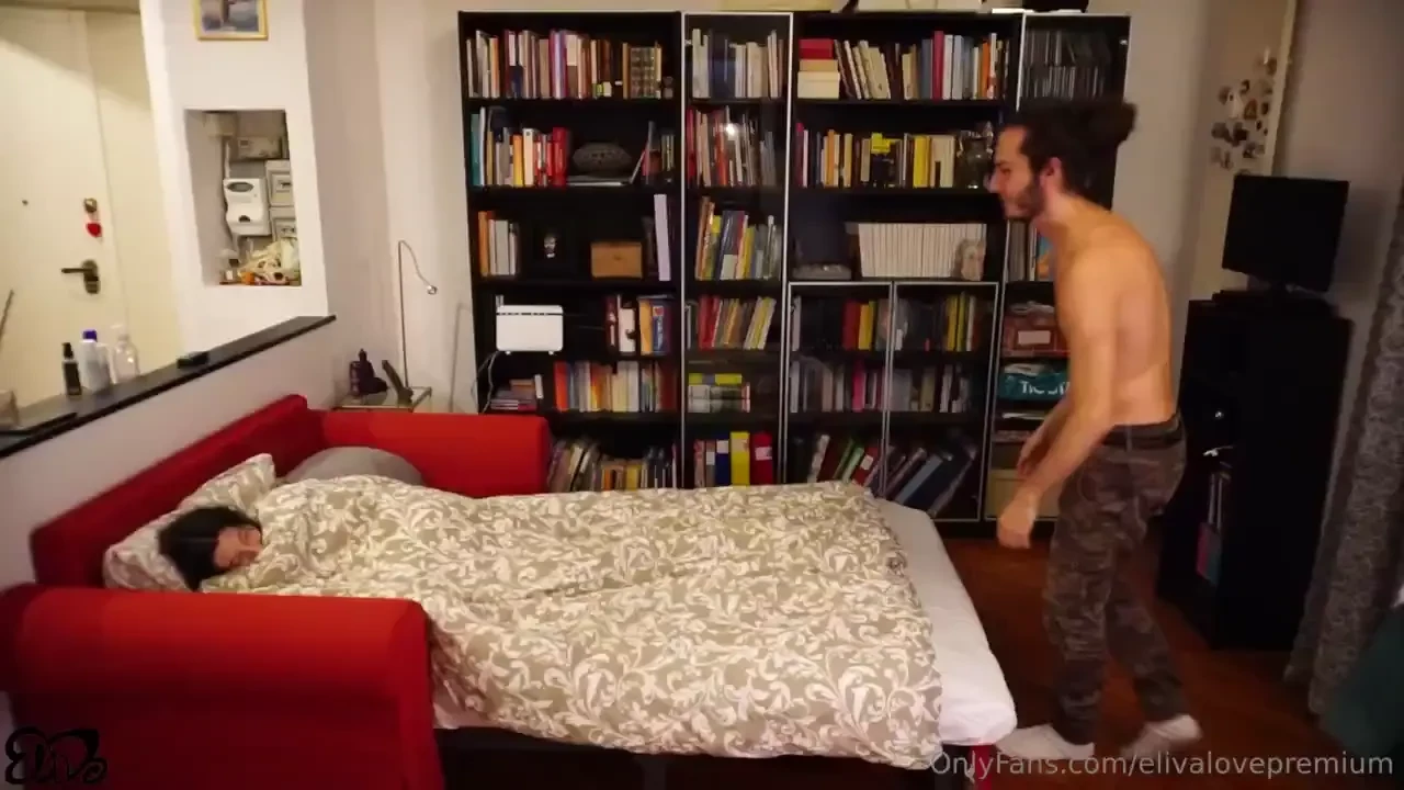 Dolce e romantica coppietta dopo le coccole nel letto fa sesso con la 