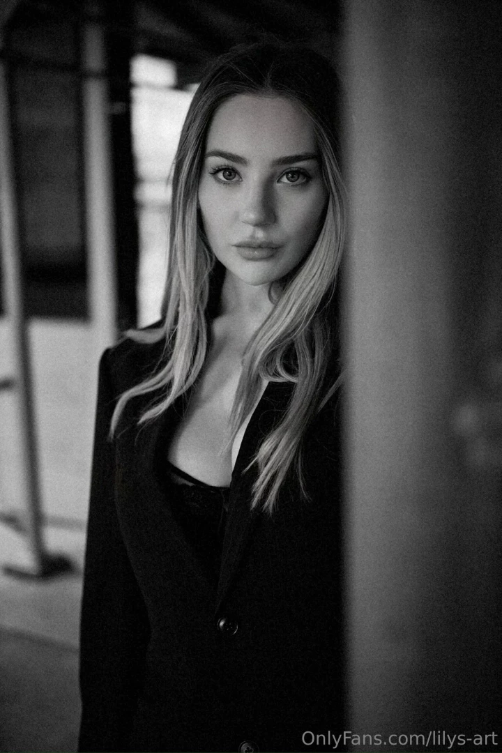 Channeling my inner model with this black and white photoshoot 