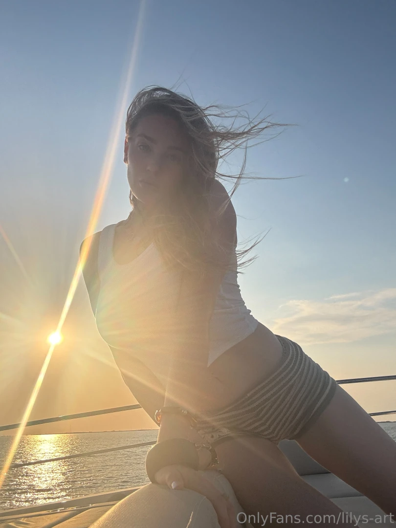 The sunset s beautiful but i think i m stealing the spotlight 