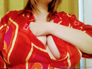 Omg look at those big bumped boobs i m getting wet just to think of u