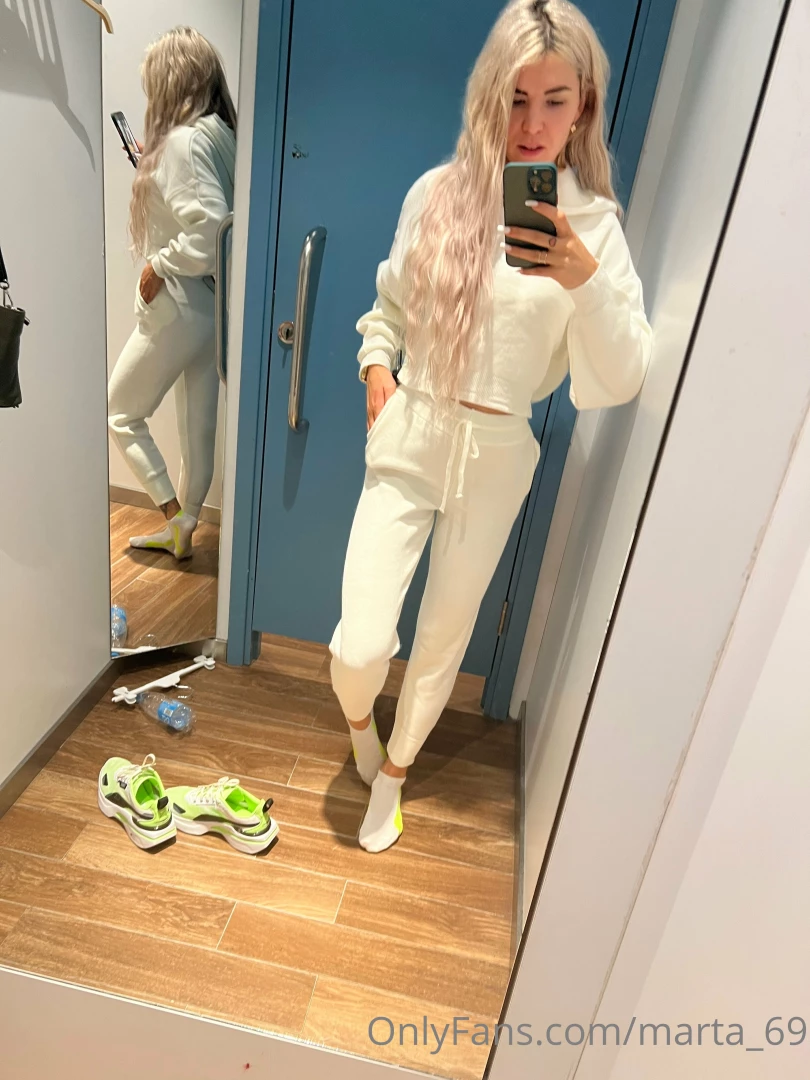 Good morning have a great day hey naked photo from the fitting room 
