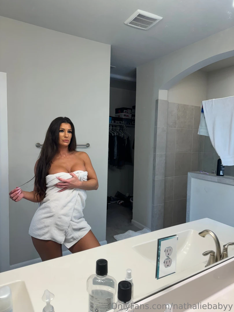 Don t keep your eyes off me i m here to make you want more 