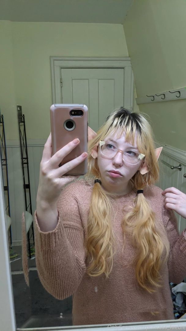 Sleepy creature wants to hide in faer den nevertheless a vanilla job 