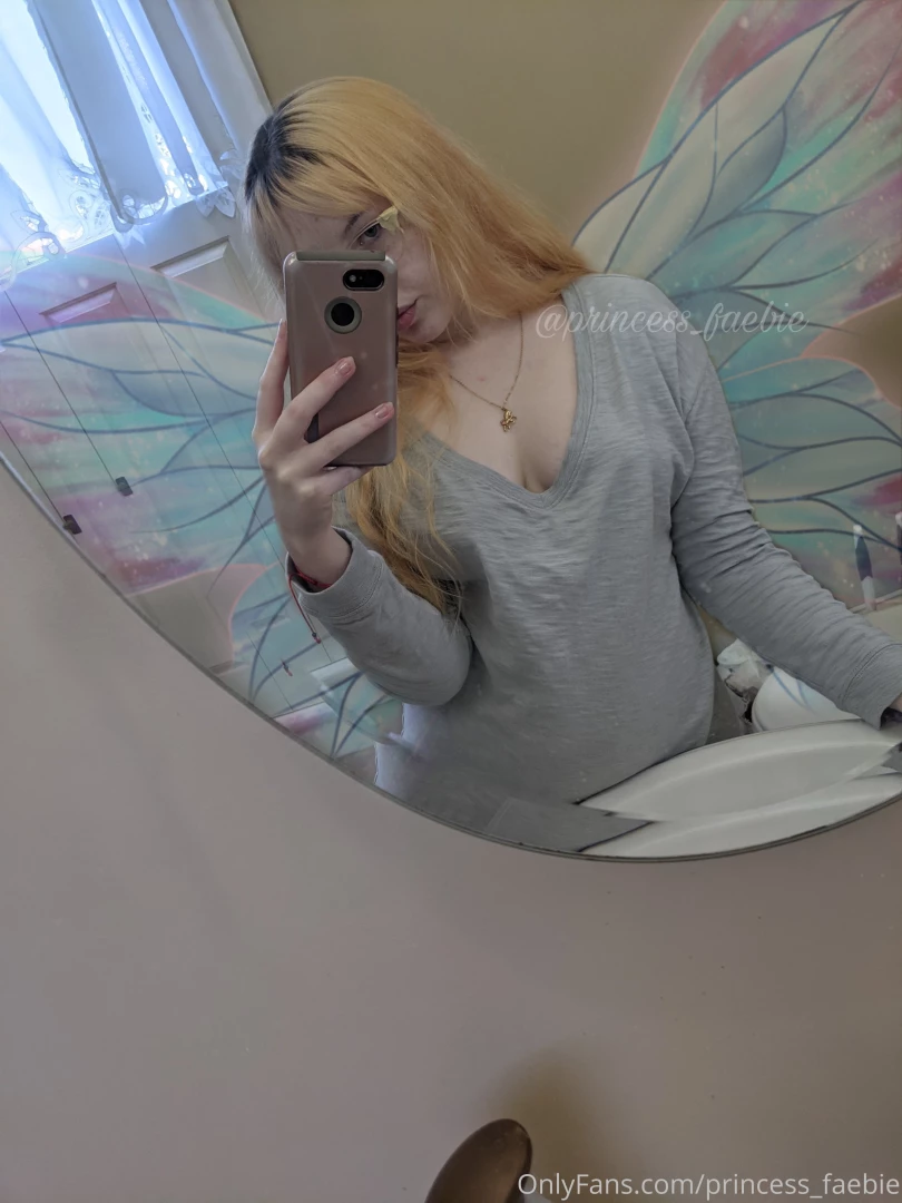 Princess faebie jus droppin in to say hiiiiii 