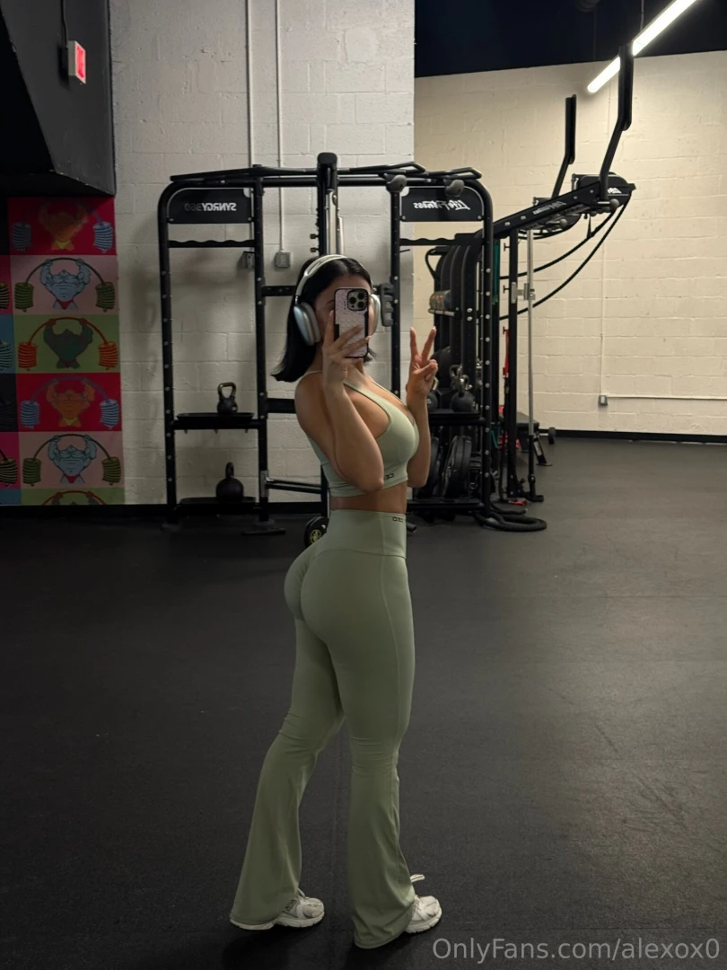 Flare bottom yoga pants are sooooo back 