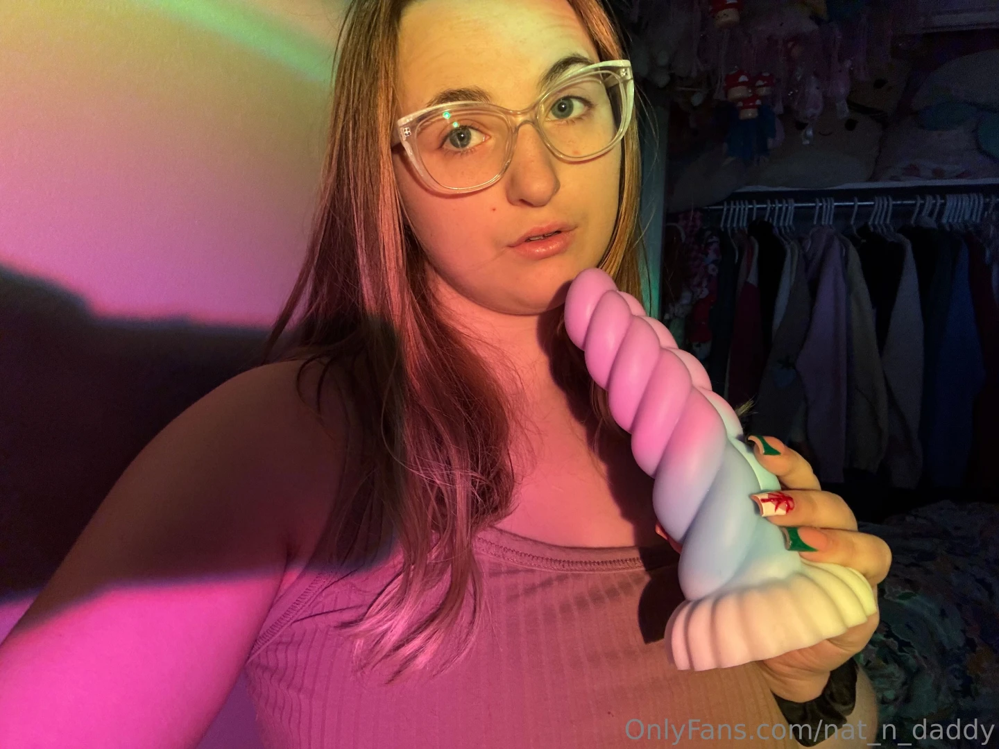 I love stuffing this toy in my pussy it makes me feel so good 