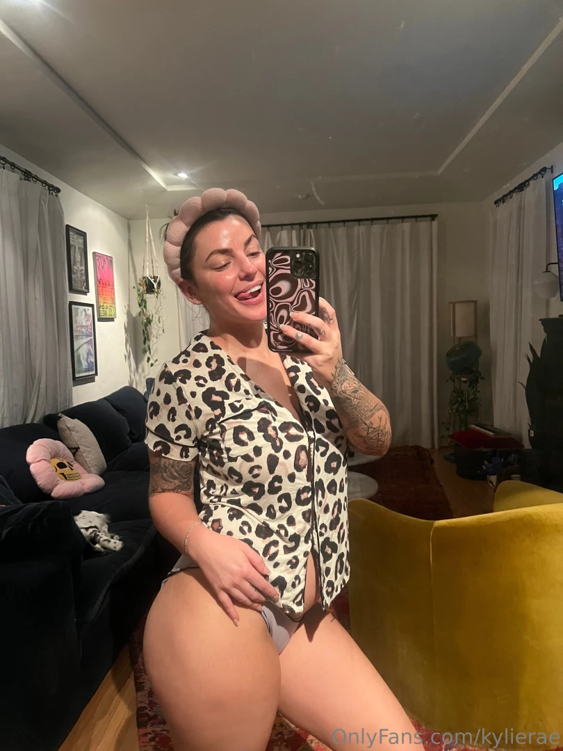 Its friday amp i ll be finding myself in bed by 8pm 