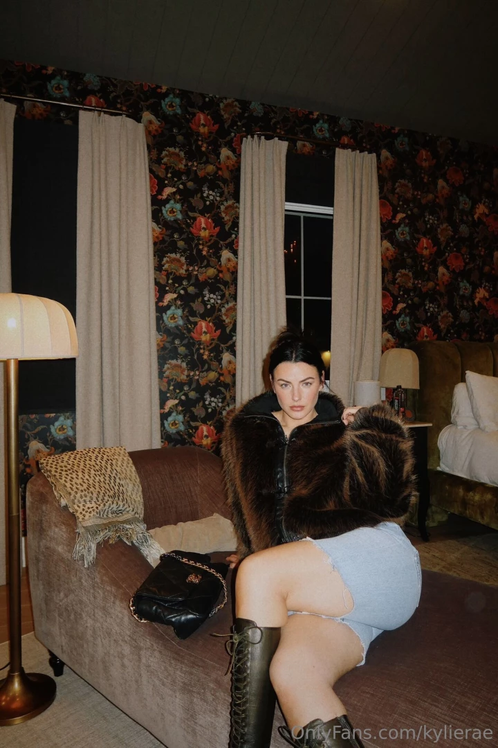 Eyes on me not the caption 