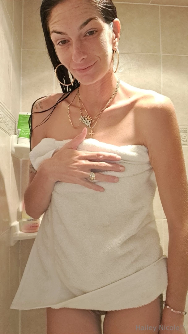 Eat my fresh out the shower pussy 