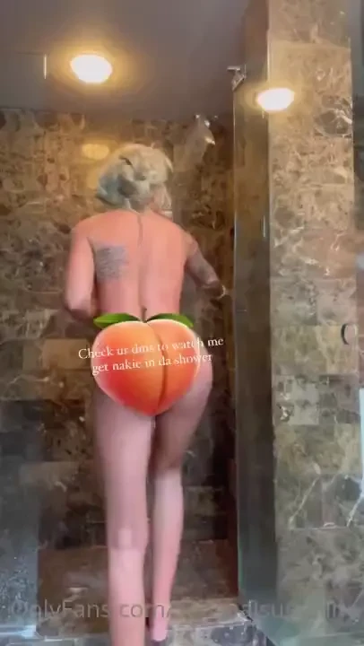 Nakie in da shower 