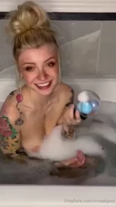 My eyes stay glued to you when i m giving blowjobs