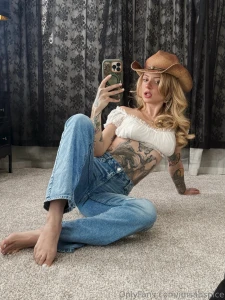 Got a couple in there for all my foot loving people part 2