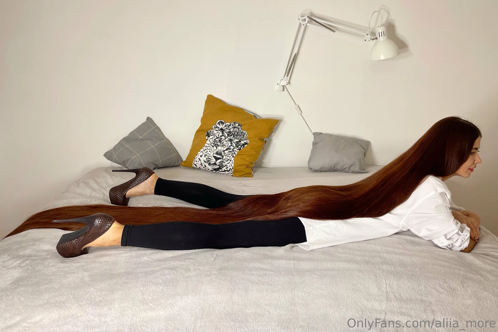 Hello my dear fan my new photos are ready for you august custom 