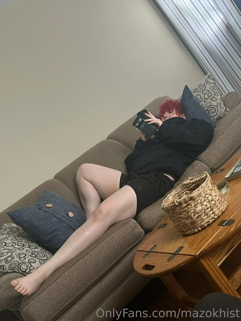 Rare candid full body photo of me that kro took while i was lounging 