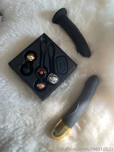 Cc toi voici mes jouets favoris tu aimerais me voir m en servir