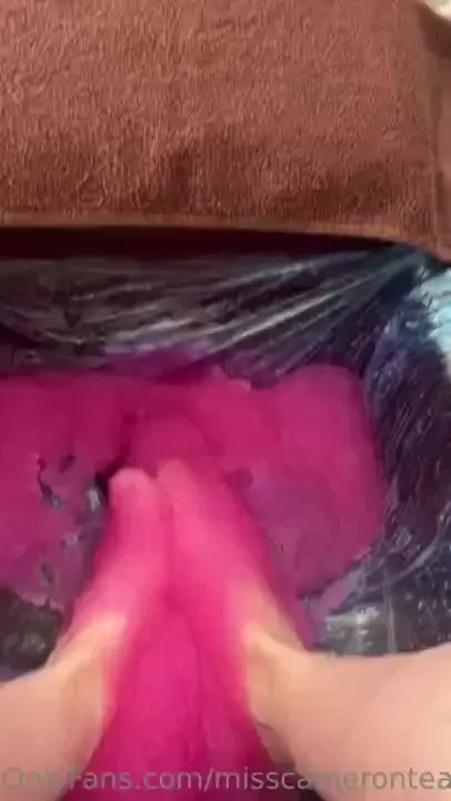 This jelly pedi is so satisfying to play in 