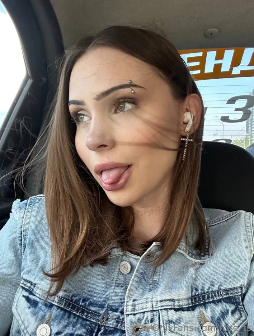 Today i felt like taking a little drive around the city in my car it s 