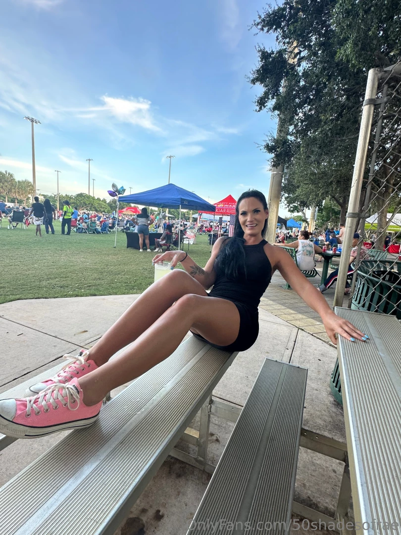 Happy saturday who wants to chat 