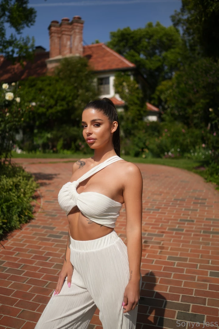 This outfit looks unusual to me does it suit me 