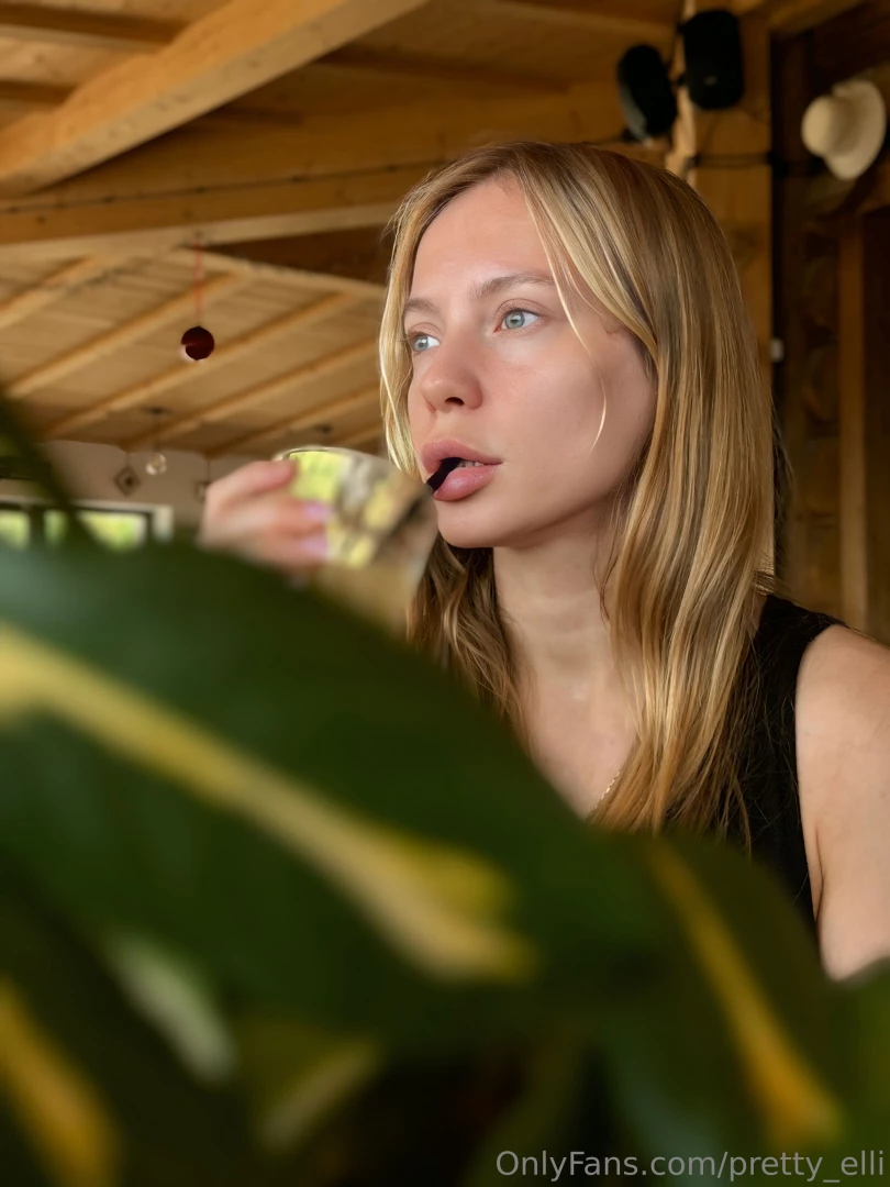 Fresh orange juice in the morning is very delicious 