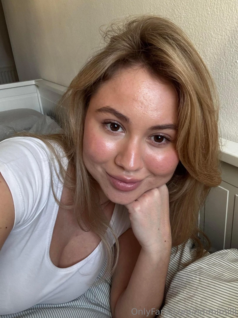 Keeping it basic but still making it a l e w k white tee faux leather 