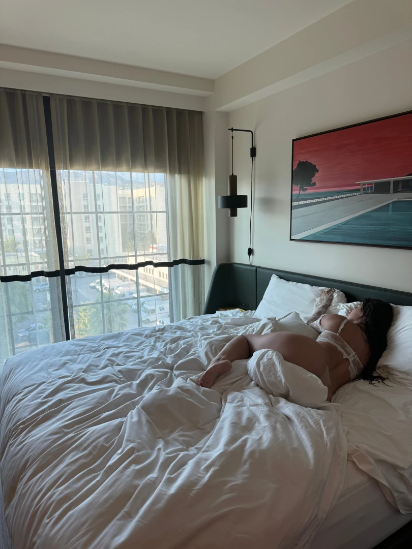 Cuddle sesh with a view 