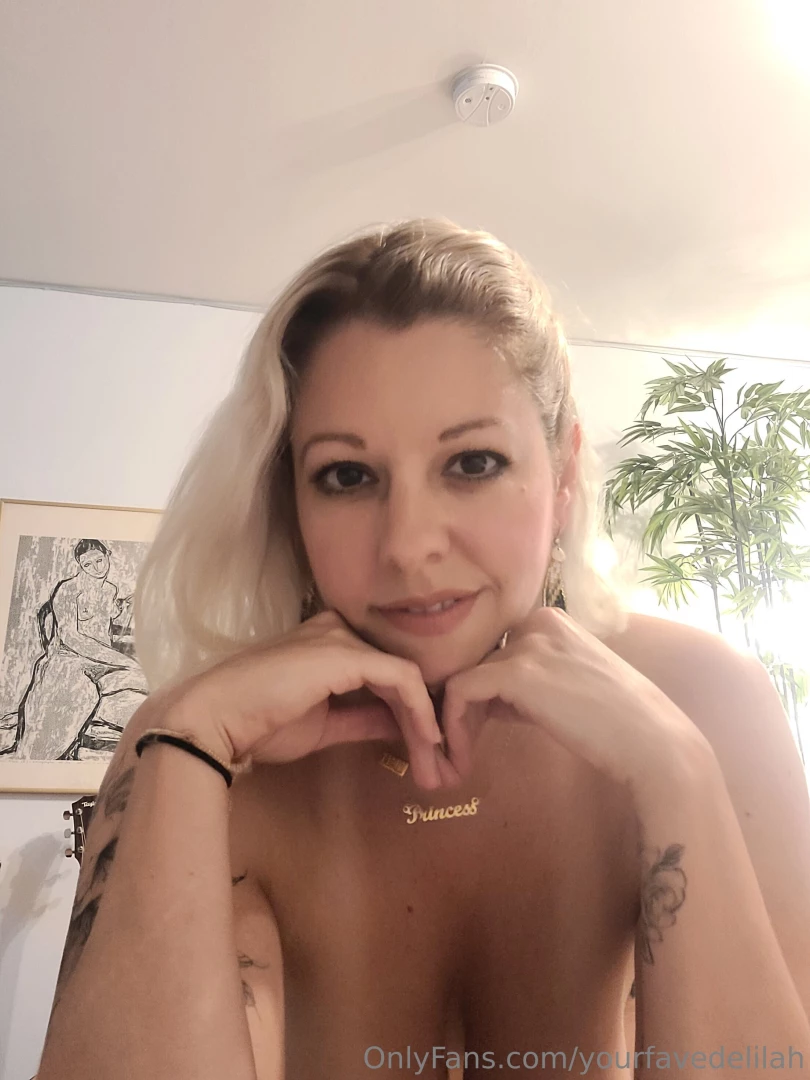 Flirty nude pics to fill your tuesday evening with a little playfull 