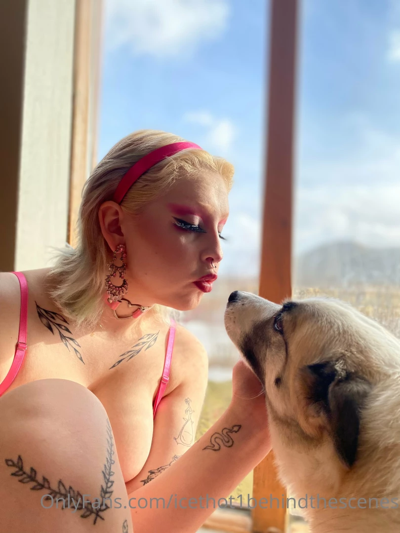 Bimbo alert want to see the whole photoshoot 40 pics for just 10 you 