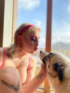 Bimbo alert want to see the whole photoshoot 40 pics for just 10 you