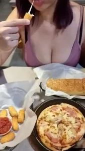 There s nothing more yummy than pineapples on pizza