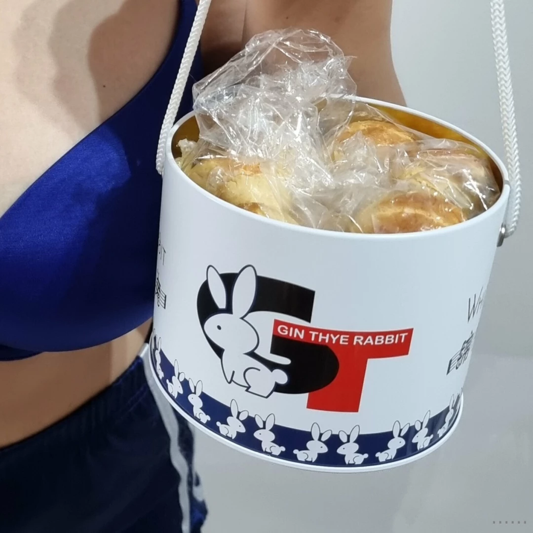 Starting the year of the rabbit with the famous white rabbit snacks 