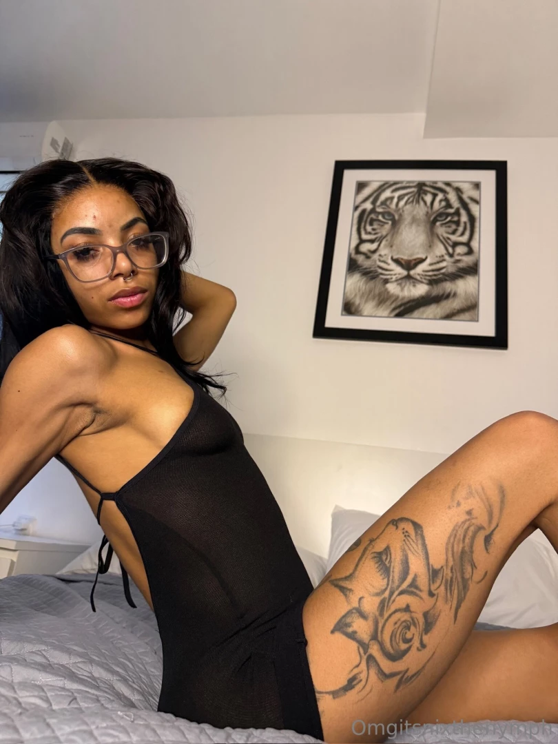 I have a sexy surprise for you on my dms next time i see you online 