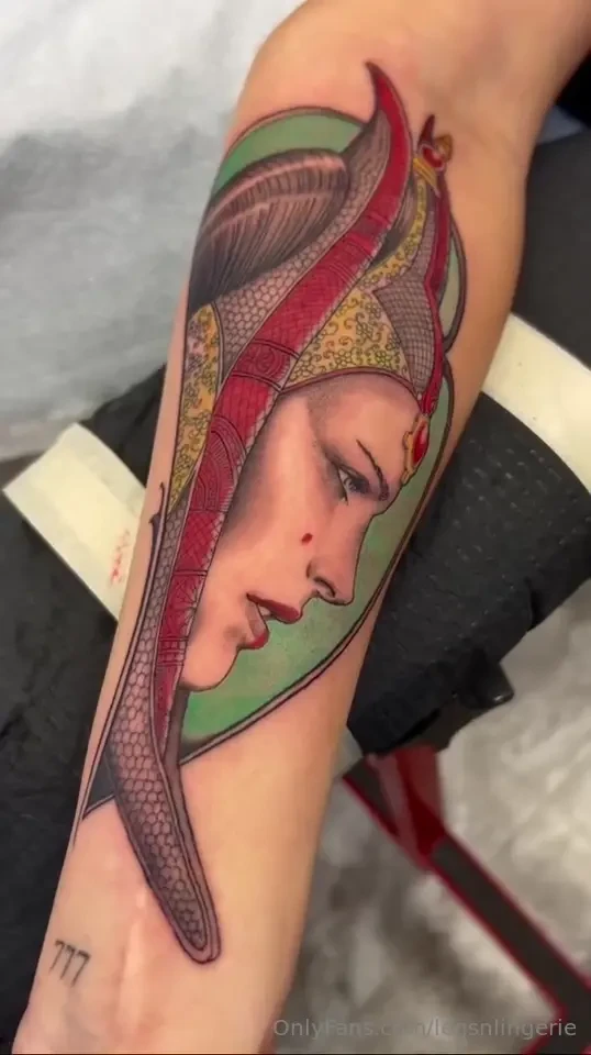 Wow i can t stop looking at her 