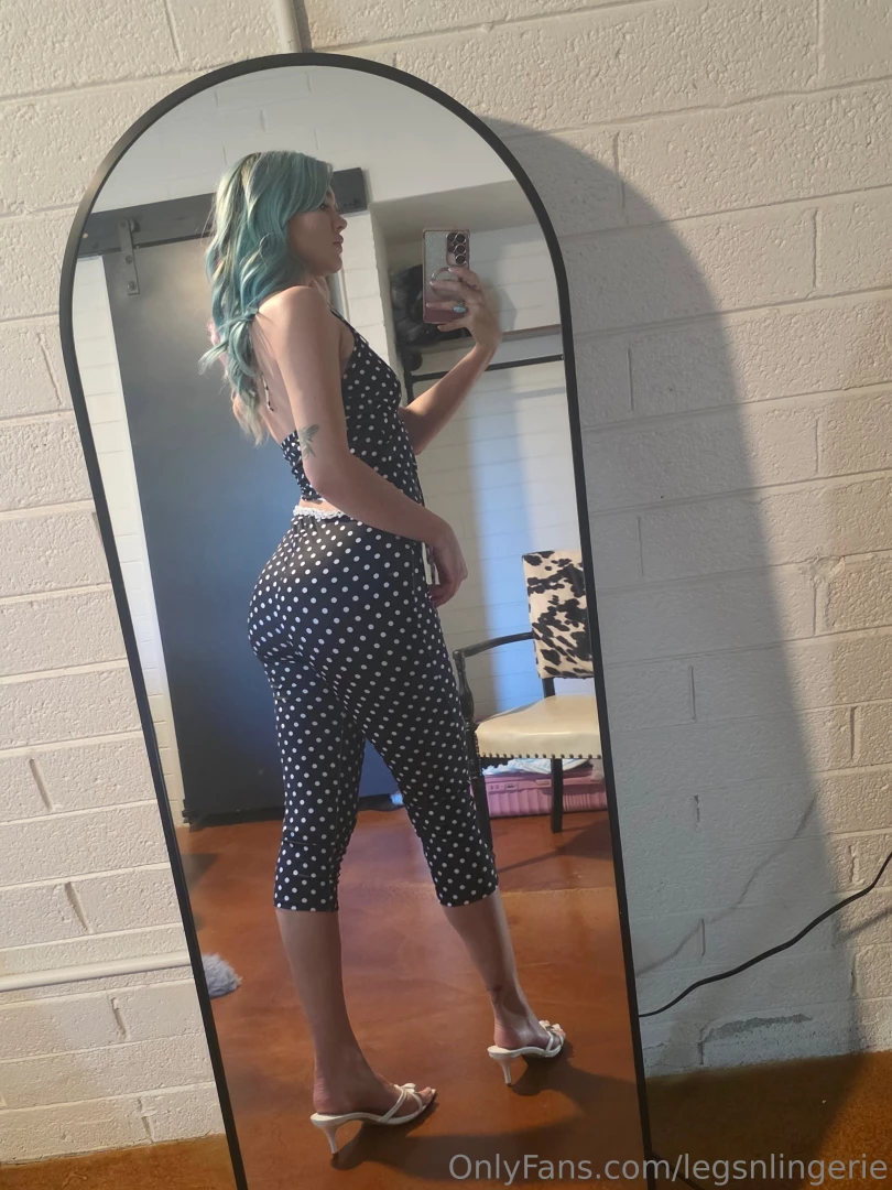 I feel like a hot housewife in this polka dot outfit 