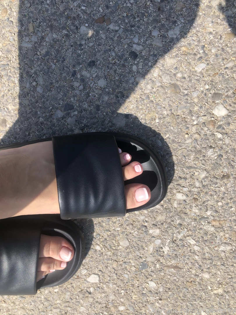You like my feet if so send me a tip 