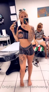 brookeshowsxx - Getting tattooed should i fuck the artist 