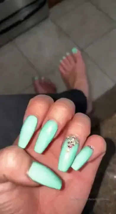 Does anyone like feet and toes - 