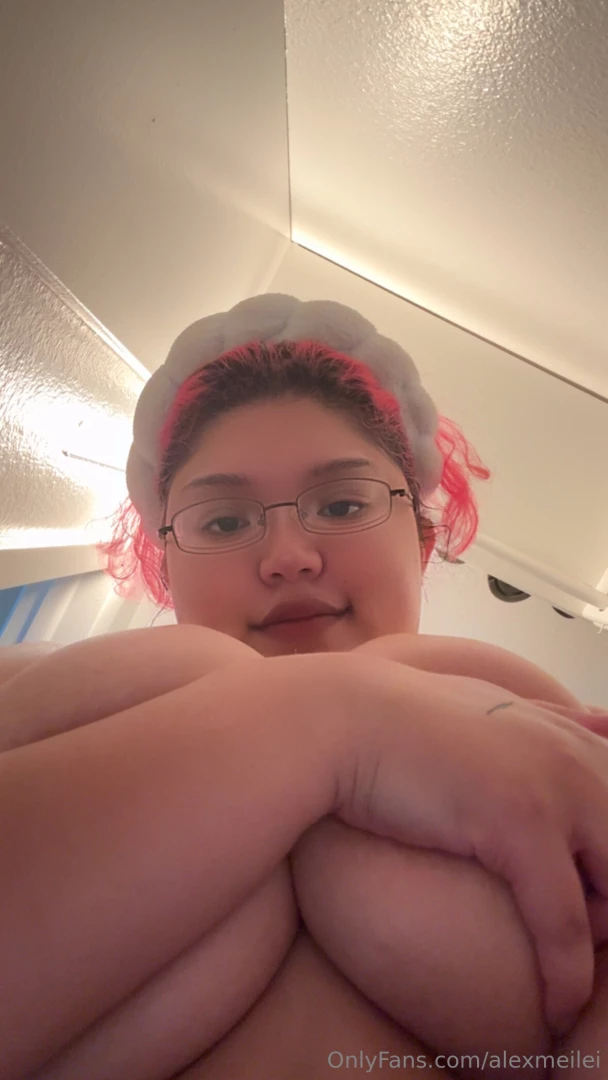 Back from the gym who wants to take a shower with me 