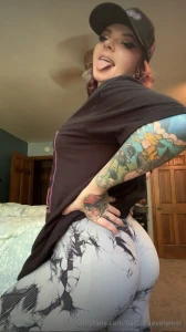 Msredswrenching is here to show you that girls like to get their hands part 1